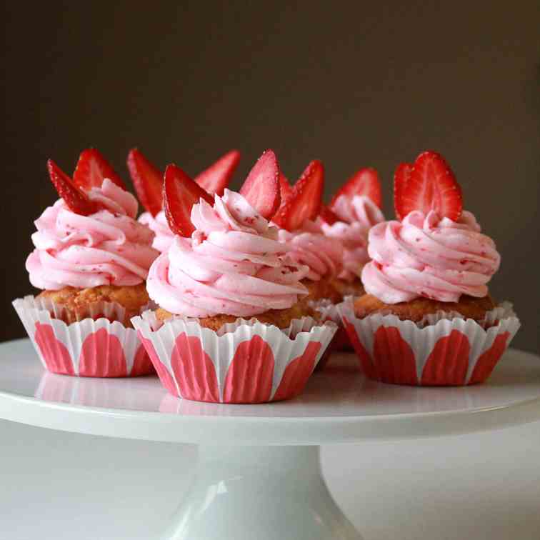 Vanilla Cupcake w/ Strawberry Buttercream