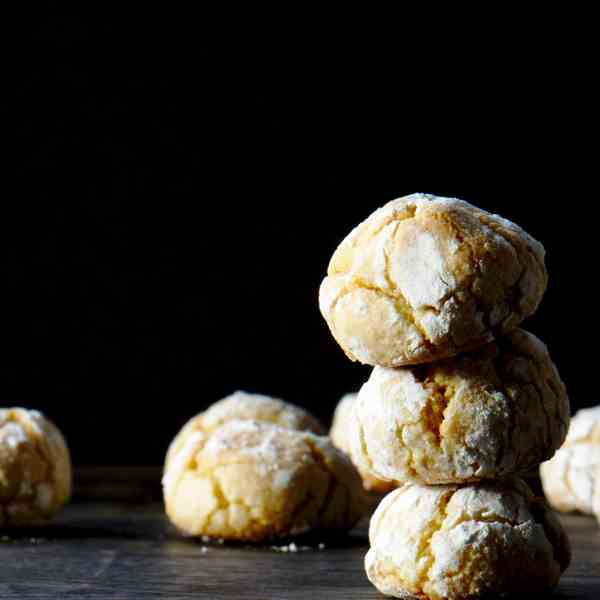 Almond cookies and orange blossom 