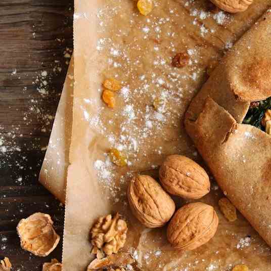 Spinach, raisins and nuts rustic pie