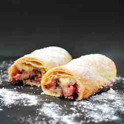 Mini strudel of pear and strawberry