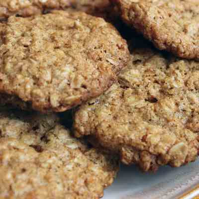 Thin and Crispy Oatmeal Cookies