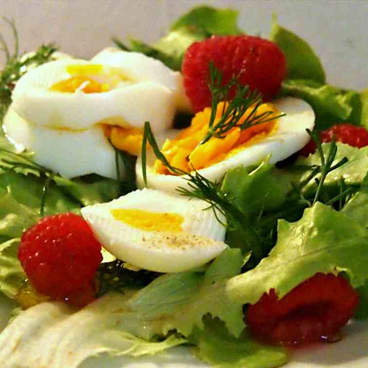 Summer salad with raspberries and egg