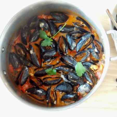 Spicy Tomato Garlic Mussels