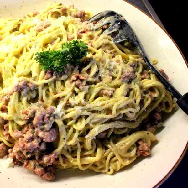 Pasta al Prezzemolo con Sugo di Salsiccia