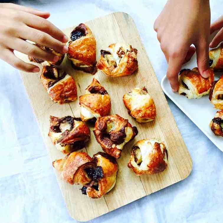 Banana, cherry and nutella puffs