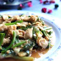 Stir fry sliced pork with young ginger