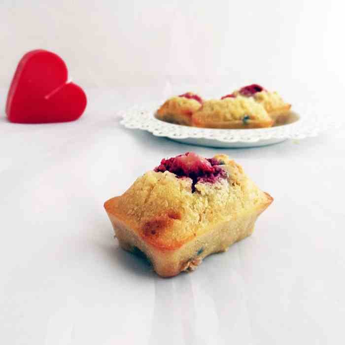 Plum cakes with yogurt and raspberries 