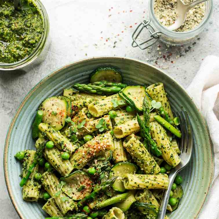 Vegan pesto pasta with kale