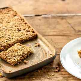 Honey flapjack with frozen yoghurt