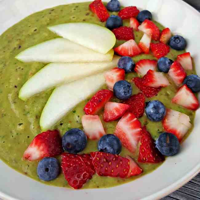 Green Smoothie Bowl with Berries - Pears