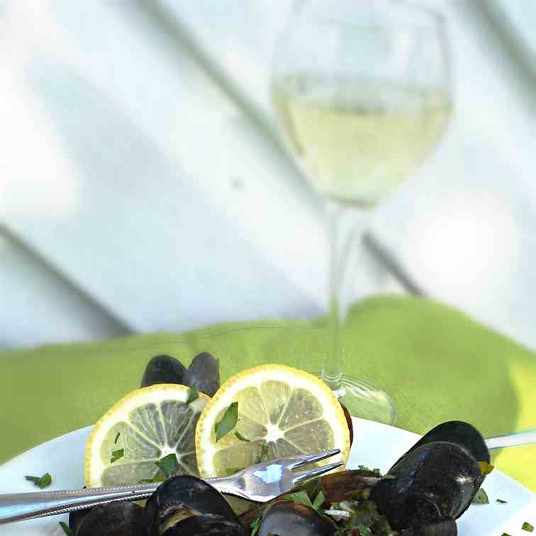 Steamed Mussels in a Garlic & Lemon Broth