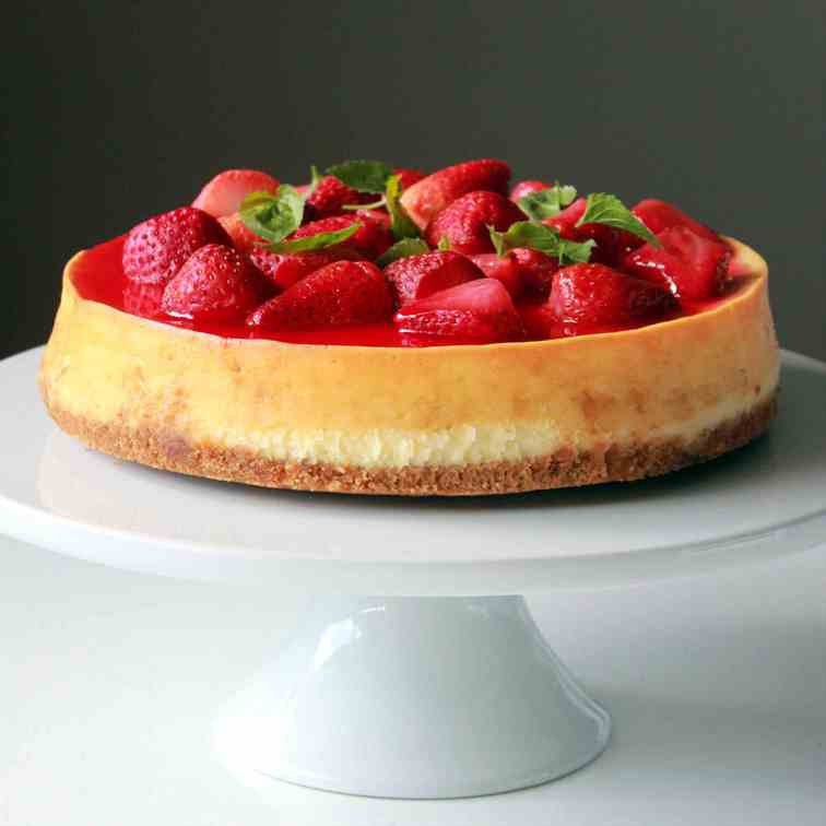 Lemon cheesecake with strawberry sauce