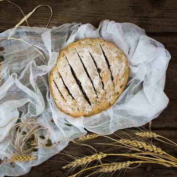 Einkorn bread with seeds