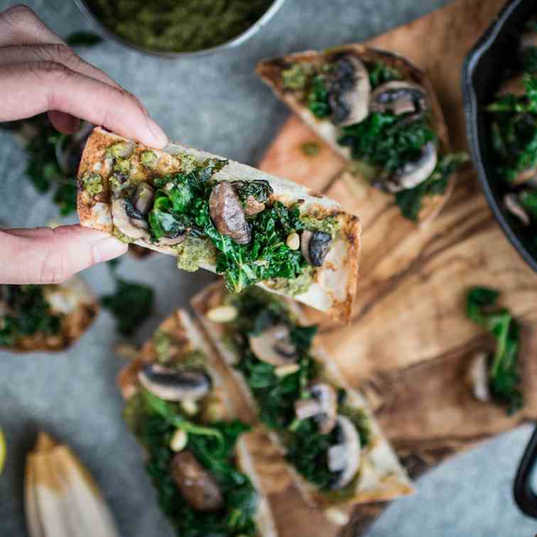 Pesto on toast with kale and mushrooms