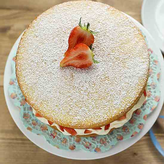 Sponge with strawberries and cream. 