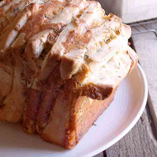 Garlic Cheddar Pull Apart Bread