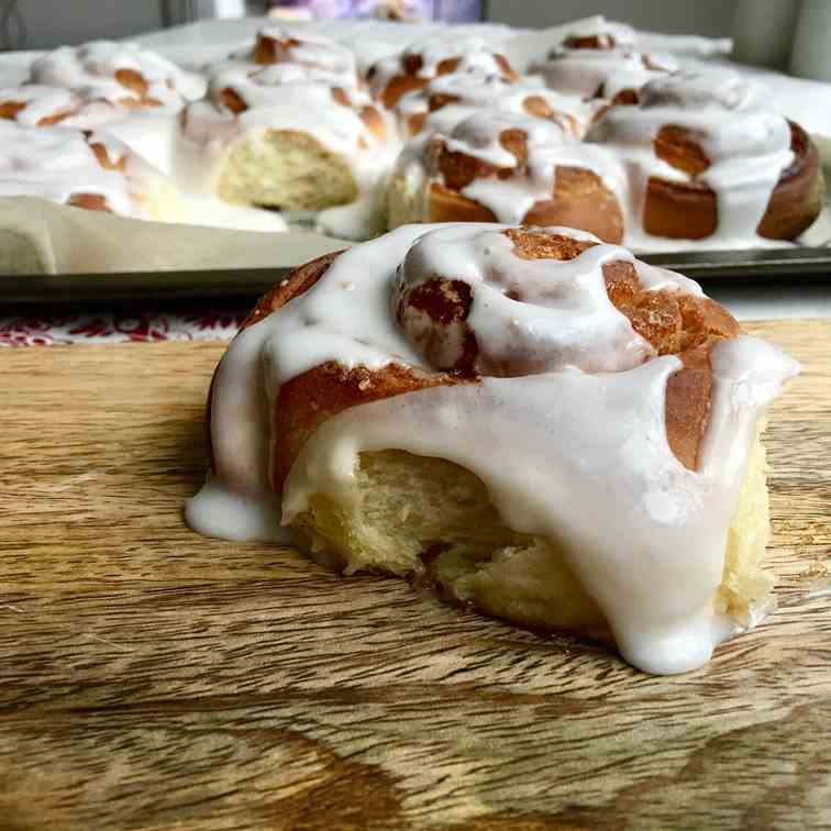 Cinnamon buns with lemon icing