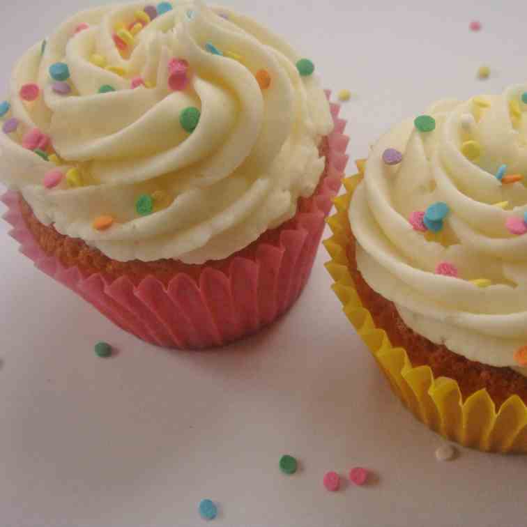 Vanilla Cupcakes with Vanilla Buttercream 