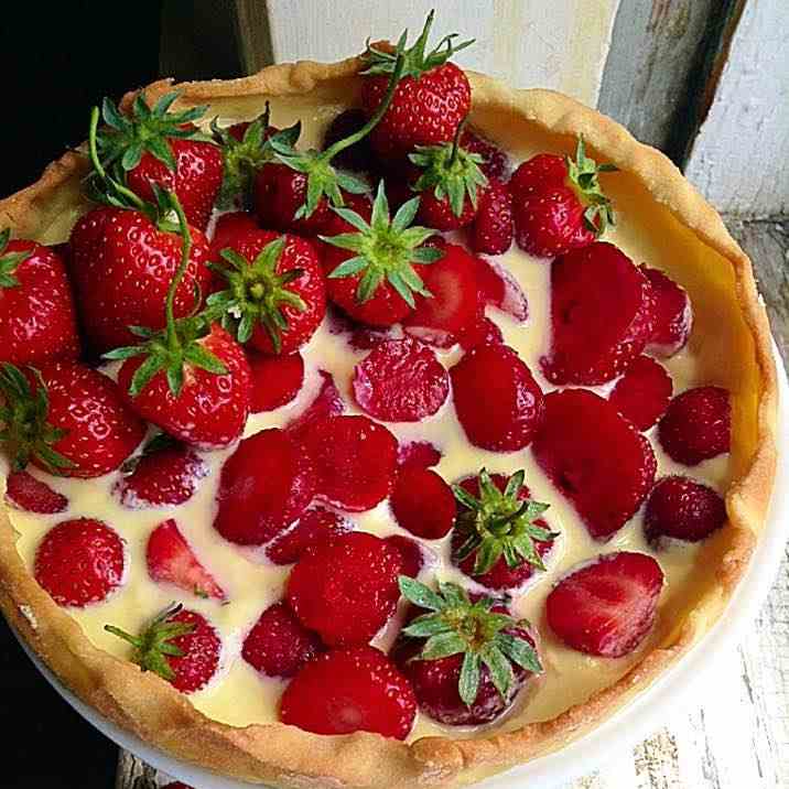 Strawberry and custard pie