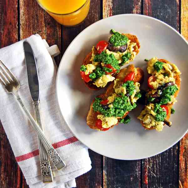 Scrambled Egg Breakfast Toasts