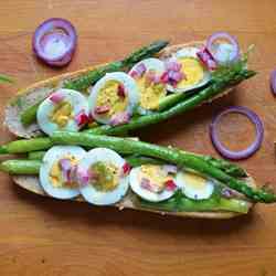 Sandwich with eggs and asparagus