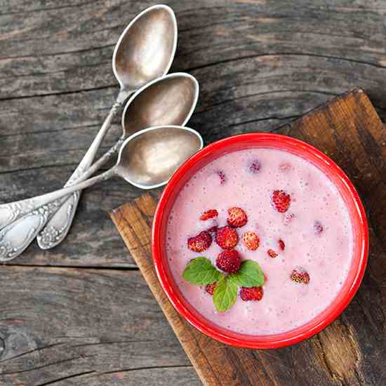 Wild strawberries with sour cream