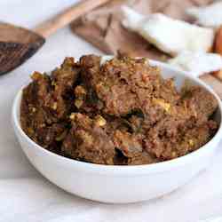 Meat curry with cashews and coconut