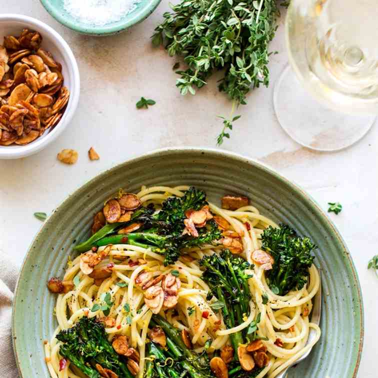 Vegan broccoli pasta with almond bacon