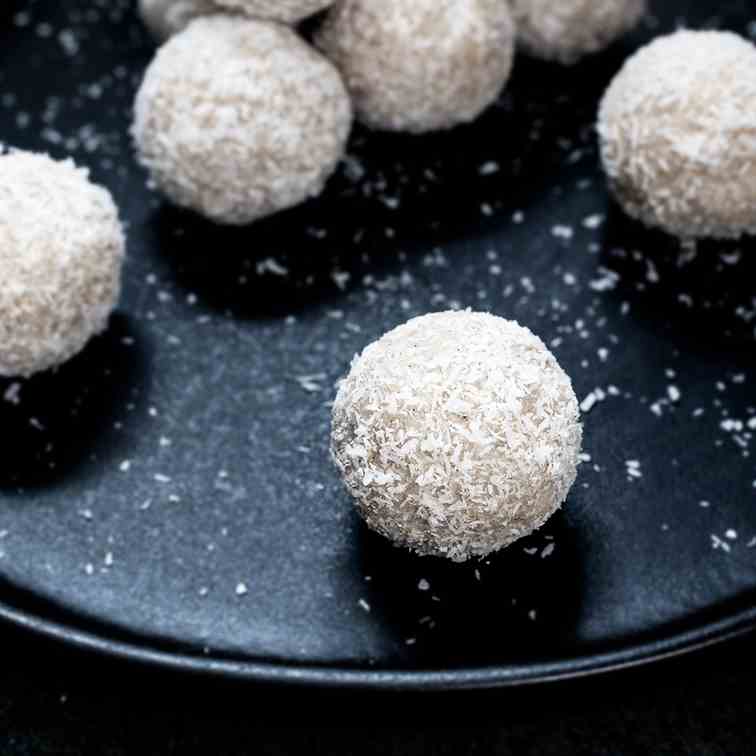 Raw coconut snowballs