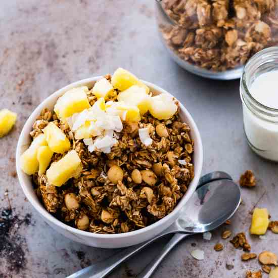 Super Easy Homemade Granola with Macadamia