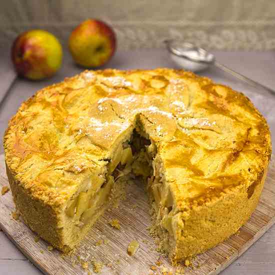 Apple pie with raisins and almonds