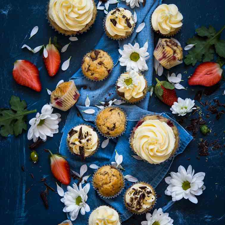 Strawberry and chocolate cupcakes