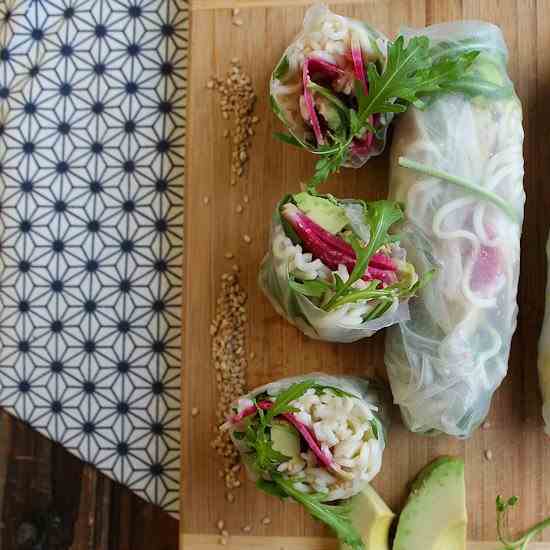 Spring rolls with avocado and radis