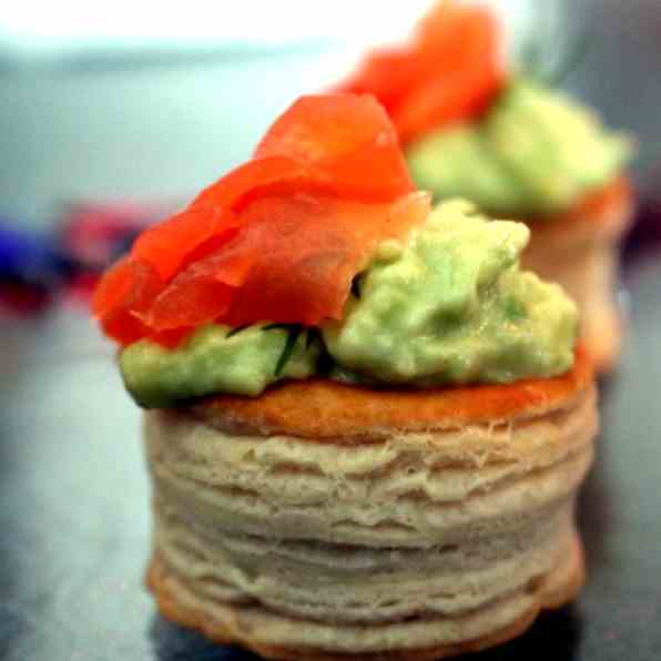 Mini Vol-au-vent w Guacamole smoked Salmon