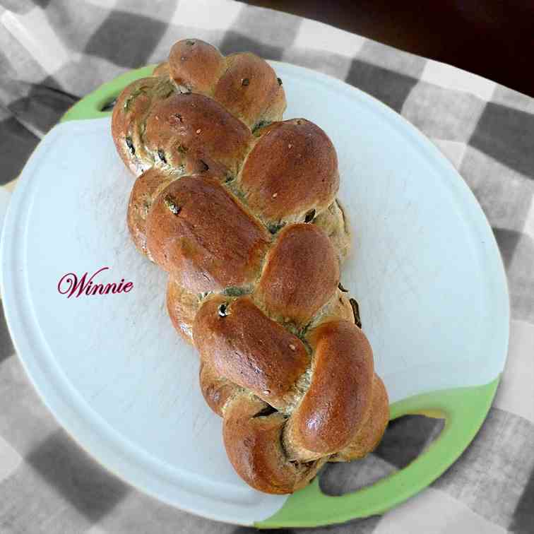 Soft Zaatar & Olive Challah