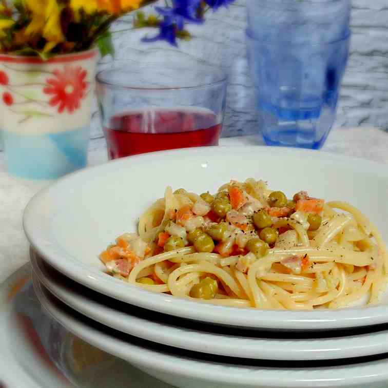 spaghetti with peas, carrots and bacon