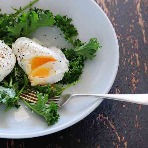 poached eggs with kale