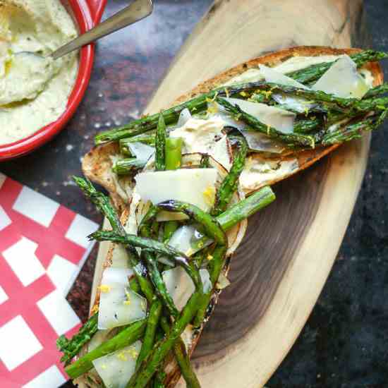 Grilled Asparagus and Onion Crostoni
