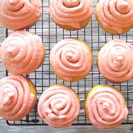 Lemon Pudding Cupcakes with Strawberry Fro