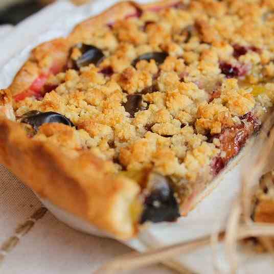 Plum tart crumble