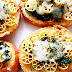 Bruschetta with Spinach Pasta Topping