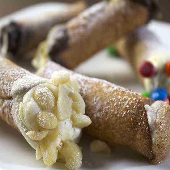 Holi Cannoli