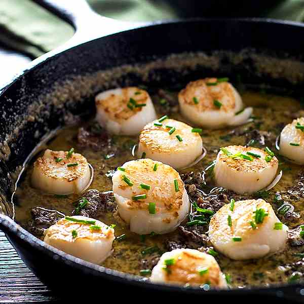 Pan Seared Scallops with Bacon Cream Sauce