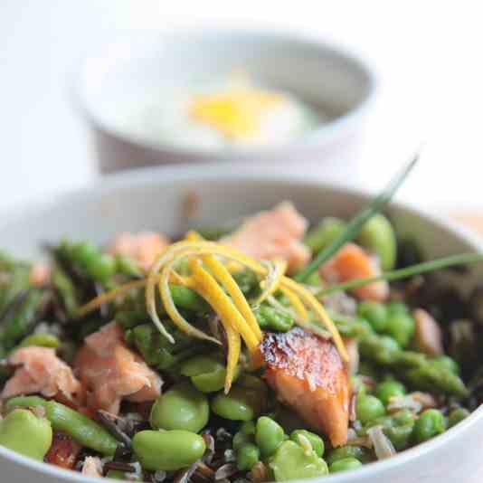 Spring salad with black rice, salmon, peas
