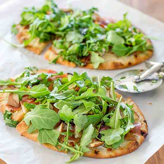 PEAR AND ARUGULA PIZZA