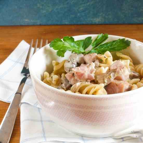 Creamy mushroom and ham pasta