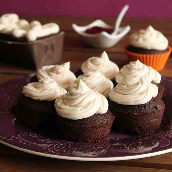 Cocoa and strawberry cupcakes