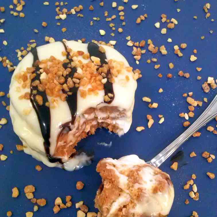 Chocolate cake and white cookie