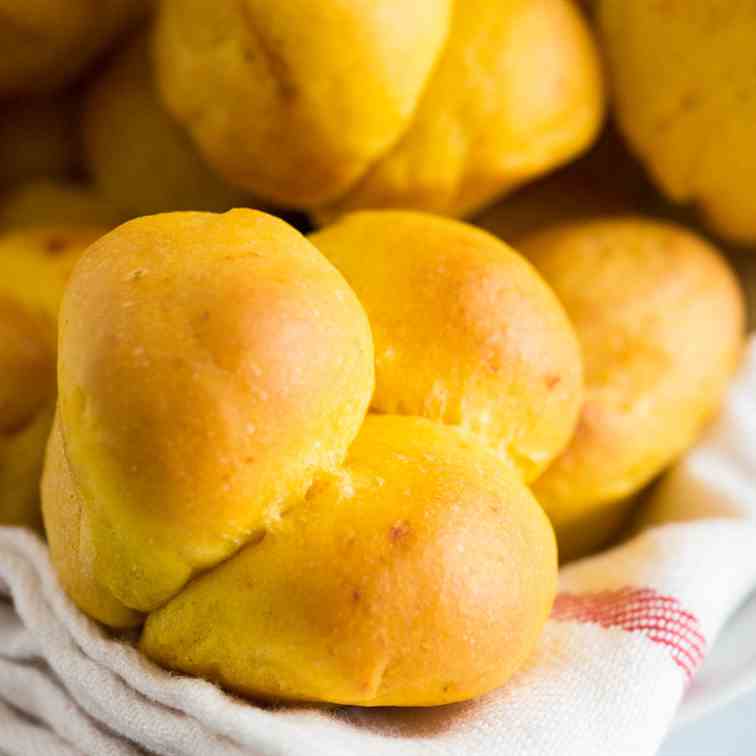 Cheesy Pumpkin Dinner Rolls