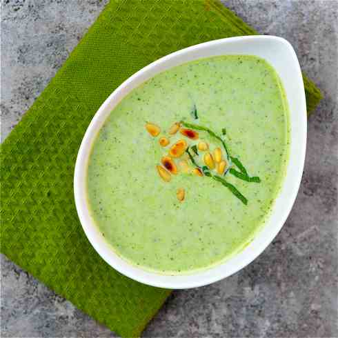 Creamy minted pea and yogurt soup